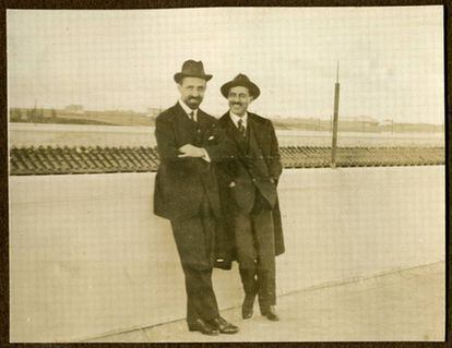 Juan Ramón Jiménez (izquierda) y Alberto Jiménez Fraud en la azotea de uno de los pabellones Gemelos de la Residencia de Estudiante de Madrid hacia 1925.