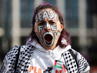 Una mujer luce escrito en la cara “Alto el fuego ya” durante una manifestación propalestina en Londres, Reino Unido, el pasado 9 de marzo.