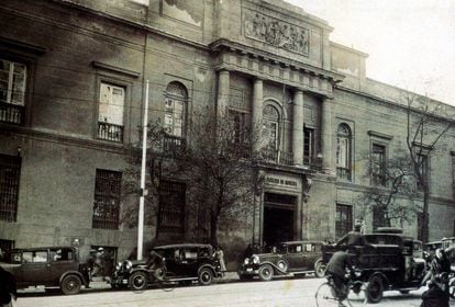 20世纪初，前马德里医学院，位于阿托查街​​。