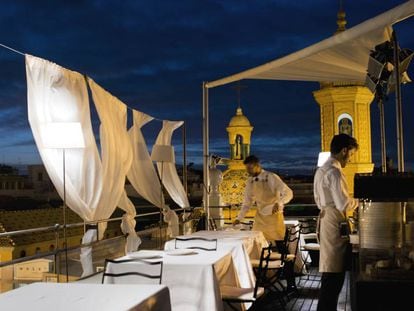 Terraza del restaurante María Trifulca, en Sevilla, con las torres de la capilla del Carmen (de 1928 y proyectada por el arquitecto Aníbal González) al fondo.