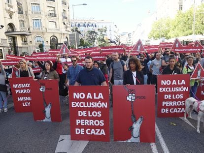 Protesta contra la moción del PSOE para excluir a los perros de caza de la Ley de Protección animal, el 30 de septiembre junto al Congreso.
