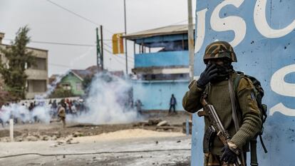Un soldado congoleño se cubre la cara para protegerse de los gases lacrimógenos disparados en Goma (Congo), el 26 de julio.
