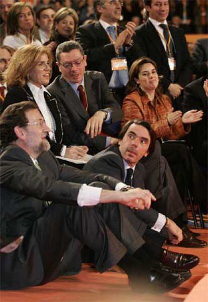 El ex presidente del Ejecutivo, José María Aznar, a su llegada a la convención del PP, acompañado por Mariano Rajoy. Aznar ofrecerá uno de los discursos inaugurales de la reunión, centrado en los últimos 10 años de Gobierno.