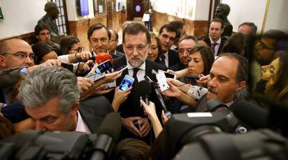 Rajoy atiende a la prensa tras la sesión de control en el Congreso.