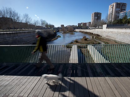 El río Manzanares, con escaso caudal de agua, a su paso por Madrid, este lunes.