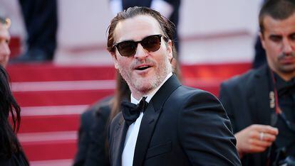 Joaquin Phoenix posó con gafas de sol en la alfombra roja minutos antes de hacerse con el galardón a mejor actor.