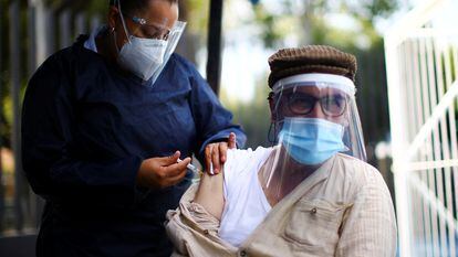Una empleada sanitaria vacuna a un hombre contra la influenza estacional, en Ciudad de México, el 1 de octubre de 2020.