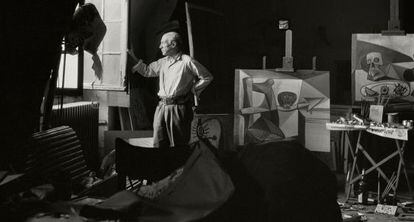 Pablo Picasso en 1948, asomado a una ventana de su estudio en el número 2 de la rue des Grands Augustins de París.