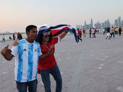 Un hincha de Argentina y otro de Costa Rica en Doha.