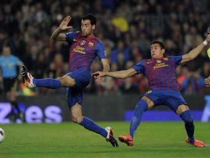 Sergio Busquets intenta un remate.