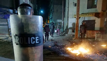 Un oficial de policía sostiene su escudo en plenos disturbios en una calle de Dakar (Senegal), el 4 de junio de 2020. La ciudadanía protestaba por el toque de queda impuesto para mitigar la propagación de la covid-19