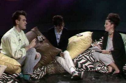 Paloma Chamorro entrevistando, entre cojines, a los líderes de los Smiths, Morrissey y Johnny Marr en 'La edad de oro'. 