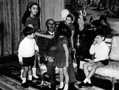 El general Franco, con cinco de sus siete nietos, fotografiado en el palacio del Pardo en una fecha indeterminada de los años sesenta.