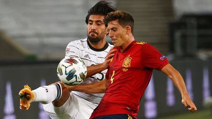 Pau Torres y Emre Can se disputan el balón durante el partido Alemania - España de la Liga de Naciones, el pasado 3 de septiembre de 2020 en el Mercedes-Benz Arena.