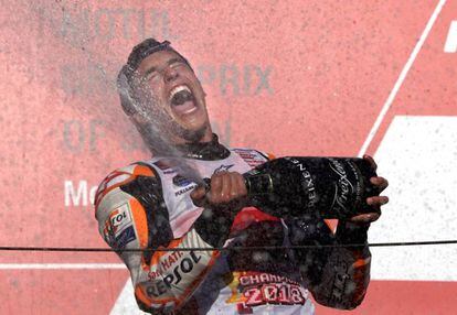 El español Marc Márquez (Honda) ganó este domingo en Motegi el Gran Premio de Japón y obtuvo su tercer título mundial consecutivo, y quinto en total, en la categoría reina de Moto GP.