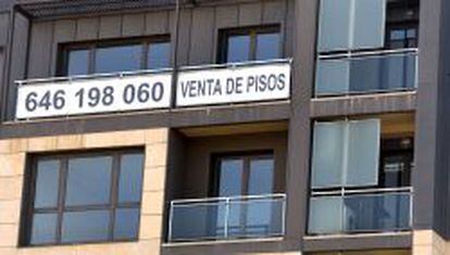 Un cartel de venta de pisos en la fachada de un inmueble de Bilbao. 