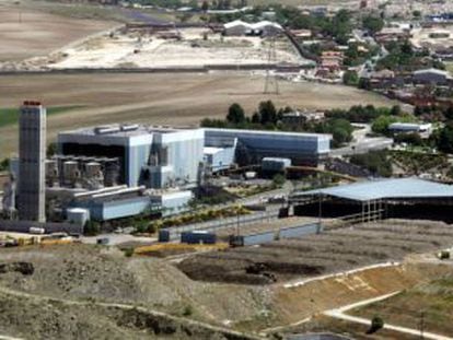 Vista aérea de la incineradora de Valdemingómez, con la Cañada Real Galiana al fondo.