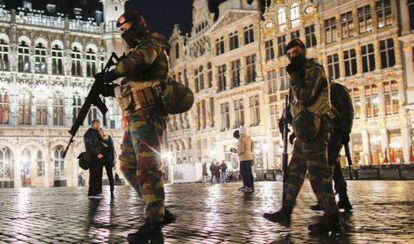 Soldados patrullan el centro de Bruselas, Bélgica.