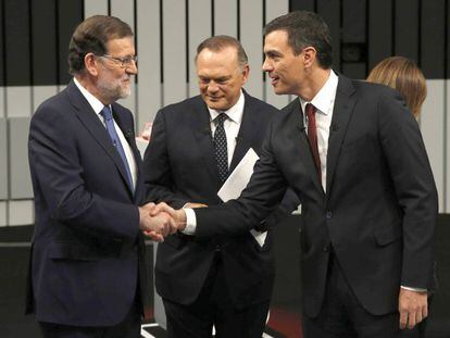 Rajoy y S&aacute;nchez se saludan en presencia de Pedro Piqueras antes del inicio del debate a cuatro en la Academia de Televisi&oacute;n.