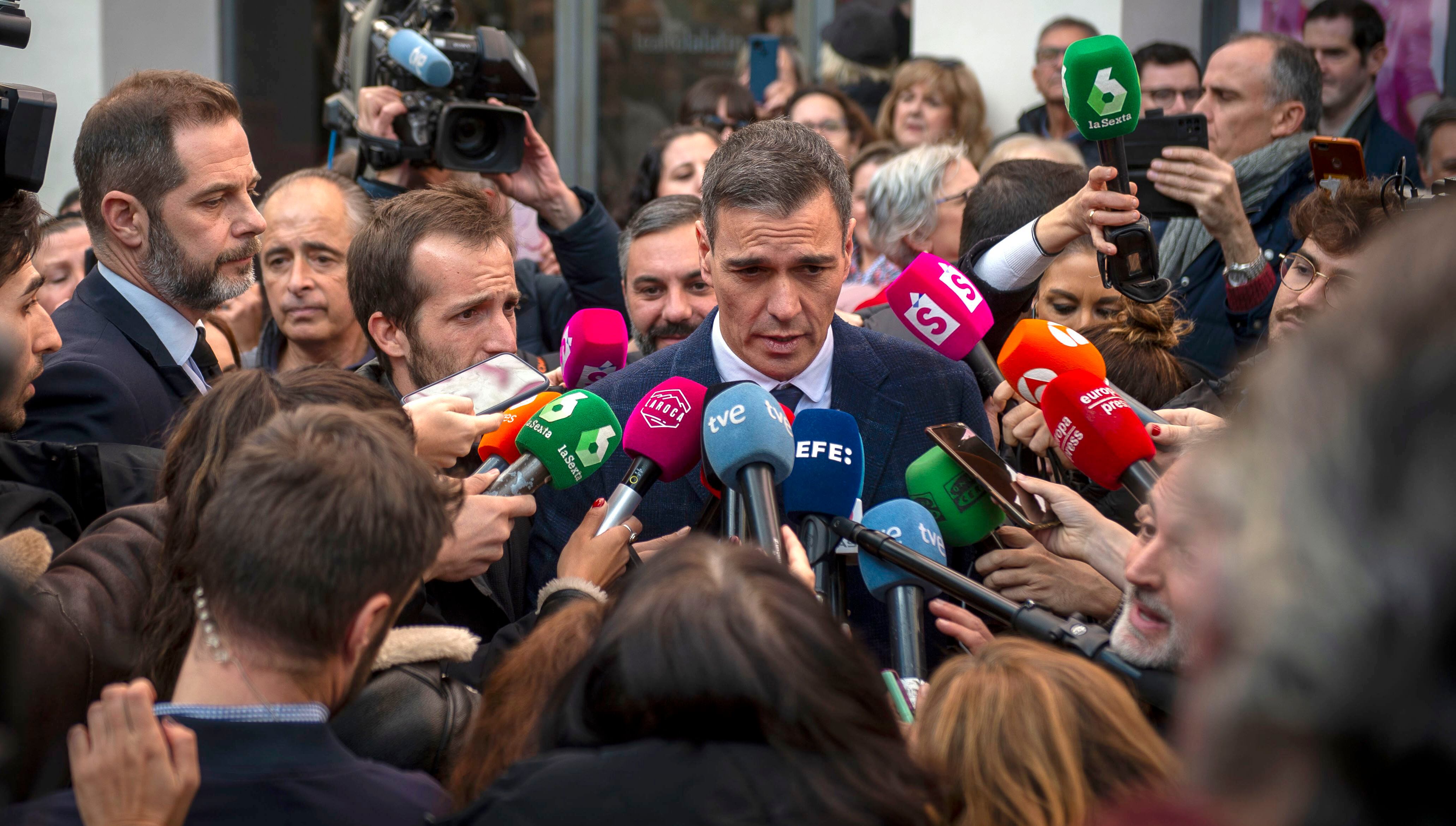 Pedro Sánchez, presidente del Gobierno, visita la capilla ardiente de Concha Velasco, el 2 de noviembre de 2023.