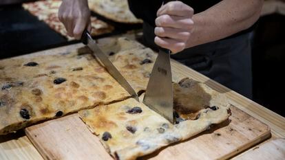 Una 'focaccia' de olivas Forno Bomba, el horno de pan y 'focacceria' italiana del barrio de Sants.