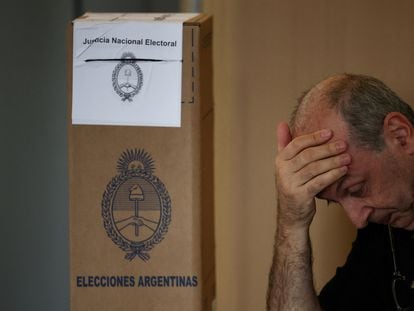 Un funcionario de casilla en Buenos Aires durante la jornada electoral de este domingo, en Buenos Aires.