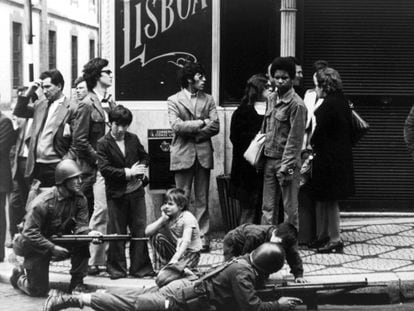 Soldados, niños y civiles, en una calle de Lisboa el 25 de abril de 1974, tras la victoria del levantamiento militar que acabó con la dictadura en Portugal.