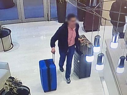 El detenido, cuando salía del hotel cargado con el botín en tres maletas, captado por las cámaras de seguridad.