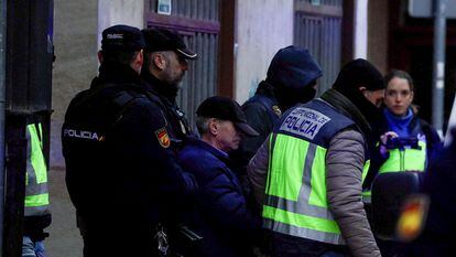 Varios agentes conducen detenido a Pompeyo González,  el pasado 25 de enero en Miranda de Ebro (Burgos).