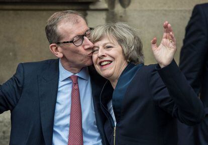 La nova líder del Partit Conservador, Theresa May, rep un petó del seu marit, Philip John May, després de parlar amb els membres de la premsa a l'entrada St Sthepen's del palau de Westminster, el dilluns 11 de juliol, a Londres.