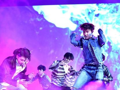 BTS durante el estreno mundial en vivo de 'Fake Love' en los Billboard Music Awards 2018.