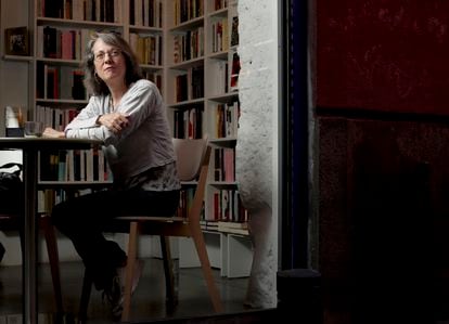 La escritora Marta Sanz, en la librería Tipos Infames de Madrid en mayo de 2022.  JAIME VILLANUEVA