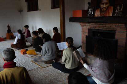 Rezo y meditación de la comunidad hinduista de Brandilanes. 
