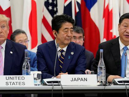 El primer ministro japon&eacute;s Shinzo Abe, en la cumbre del G20 en Osaka entre el presidente de EE UU Donald Trump y el de China,  Xi Jinping.