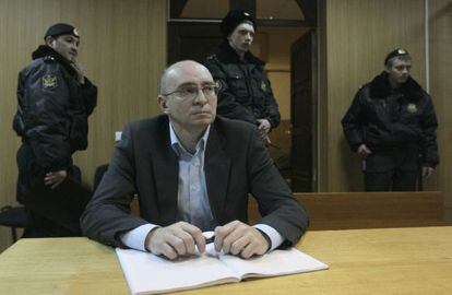 El m&eacute;dico y funcionario de la prisi&oacute;n preventiva de Butirka, Dmitri Kratov, en la sala del juzgado en Mosc&uacute;.