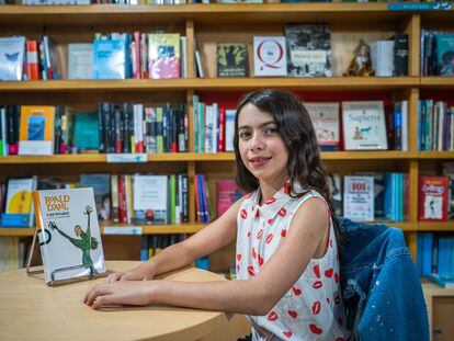 Elena Velasco posa para un retrato en la librería Espantapájaros, en Bogotá, el 24 de febrero del 2023.