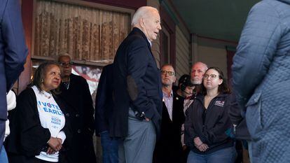El presidente de Estados Unidos, Joe Biden, saluda a sus seguidores durante un acto de campaña en Saginaw (Míchigan).