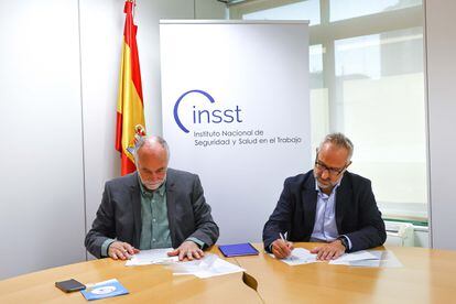 El INSST y la Fundación Española de Psiquiatría y Salud Mental formalizaron ayer una colaboración para trabajar en la identificación y la prevención de los problemas de salud mental, derivados de los riesgos psicosociales en el trabajo.