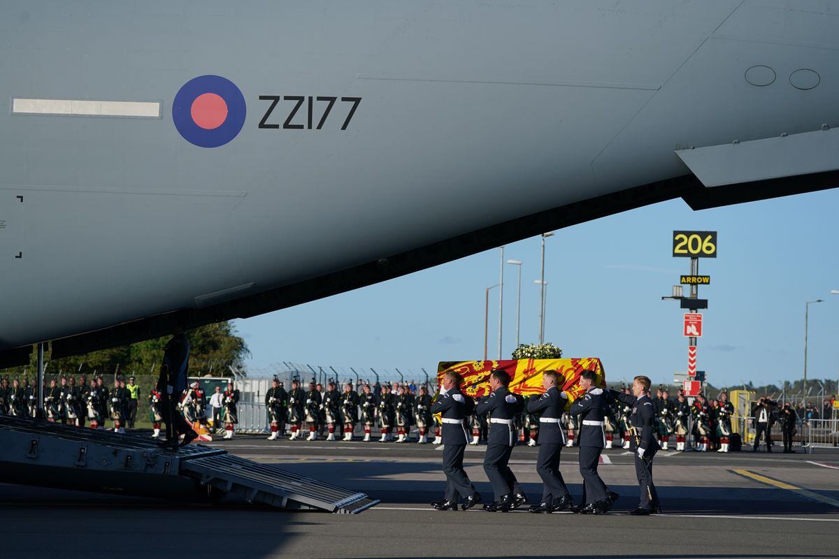 UK Breaking Live |  The plane carrying the mortal remains of Elizabeth II lands in London |  International