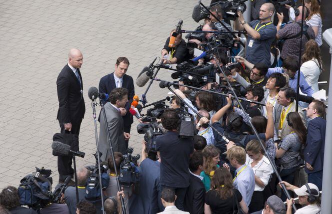 Jeroen Dijsselbloem habla con los periodistas a la entrada de la reunión del Eurogrupo