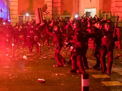 Manifestantes lanzaban mobiliario urbano contra la policía en la confluencia de las calles del Marqués de Urquijo y Ferraz, la noche del 7 de noviembre.