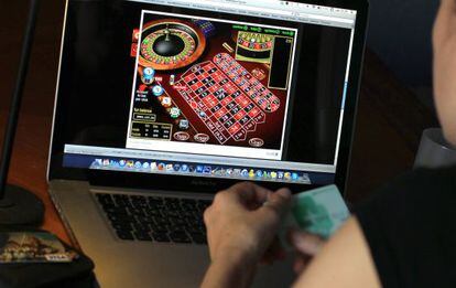 Una persona realiza una apuesta en una pagina web de casinos' online'.