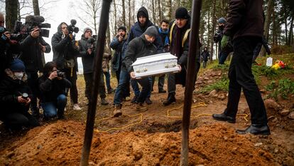 Funeral del hijo de una migrante, que perdió a su bebé al cruzar la frontera europea. El enterramiento se celebró el martes 23 de noviembre en Bohoniki, en el este de Polonia, cerca de la frontera con Bielorrusia.