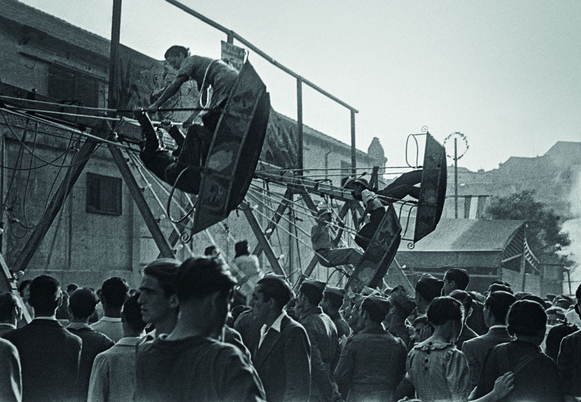Feria de Cuatro Caminos en agosto de 1940. Fotografía incluida en 'Madrid 1945'.