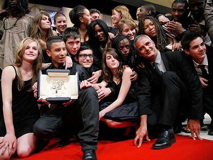 El director francés Laurent Cantet (segundo por la derecha), con los estudiantes de <i>Entre les murs,</i> celebran la Palma de Oro. No ganaba un filme francés desde 1987.