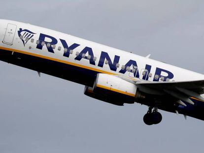 Un avión de Ryanair despega del aeropuero de Manchester.