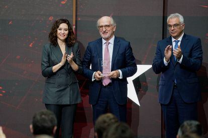 El presidente de Repsol, Antonio Brufau, recogió este lunes uno de los premios de digitalización de la Comunidad de Madrid, en la categoría a la iniciativa digital en el ámbito industrial. Se lo entregó la presidenta de la CAM, Isabel Díaz Ayuso.