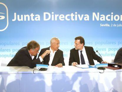 El presidente del Gobierno y del PP, Mariano Rajoy, entre Esteban Gonz&aacute;lez-Pons, Javier Arenas y Carlos Floriano.  