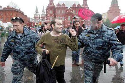Policías antidisturbios detienen a uno de los participantes en la manifestación de homosexuales en Moscú.