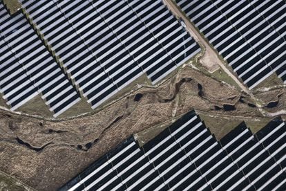 Imagen aérea de una planta solar en Talayuela (Cáceres).